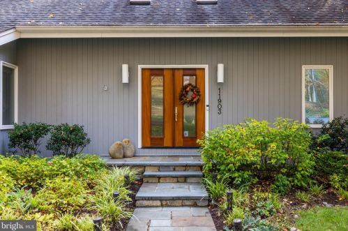 11903 Triple Crown Rd, Herndon, VA 20191-3015