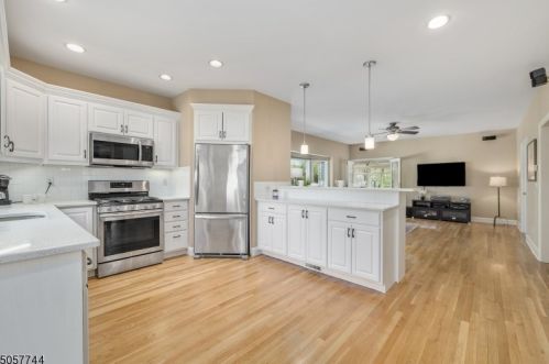 6 Woglum Pl, Berkeley Heights, NJ 07922-1624