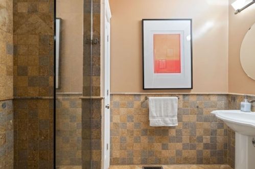 112 Edgewater Dr, Needham MA 02492-2776 exterior