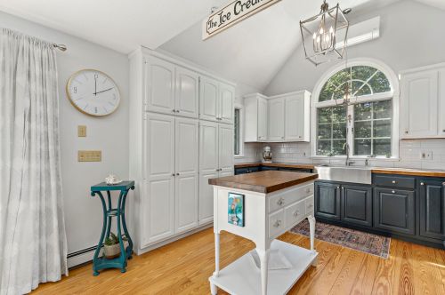 385 Glacier Hl Rd, Eastham MA 02642-2168 exterior