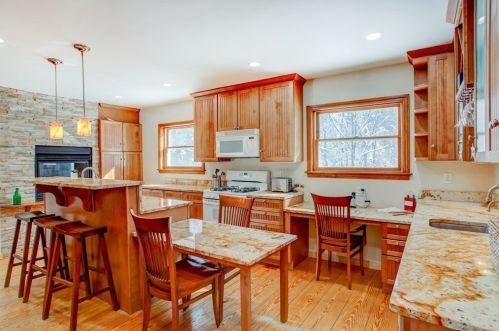 211 Fiske St, Carlisle, MA 01741-1017