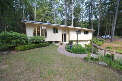 24 Flintlock Ln, Amherst MA  01002-2806 exterior