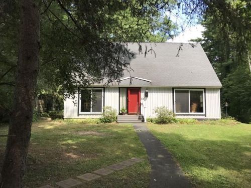 30 The Holw, Amherst, MA 01002-2769