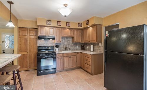 335 May Ave, West Deptford NJ 08096-1166 exterior