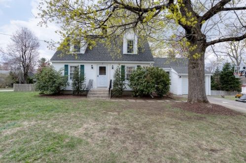 8 Crestwood Rd, Worcester, MA 01612-1364