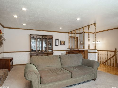 1587 Edgecliff Dr, Sandy, UT 84092-4332