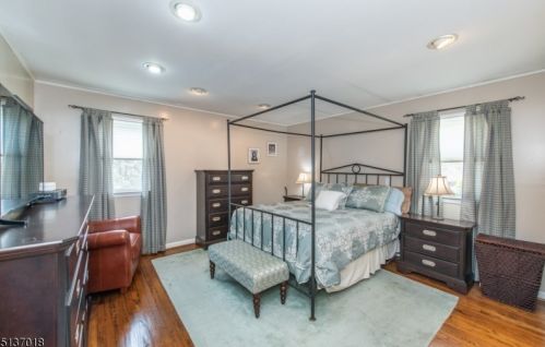 23 Brentwood Dr, East Hanover NJ 07936-2403 exterior