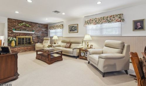 47 Ronald Dr, East Hanover NJ  07936-1420 exterior