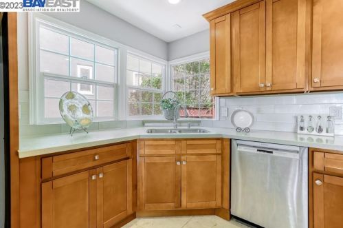 1225 Sandelin Ave, San Leandro CA  94577-3956 exterior