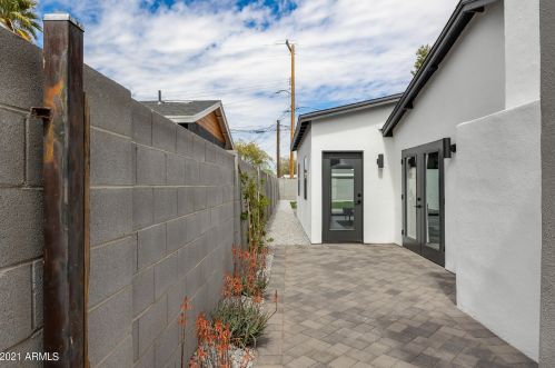 1038 Clarendon Ave, Phoenix AZ 85033-4119 exterior