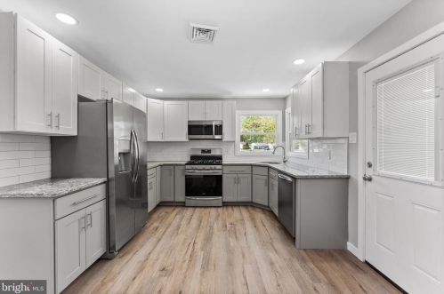 300 May Ave, West Deptford NJ 08096-1167 exterior