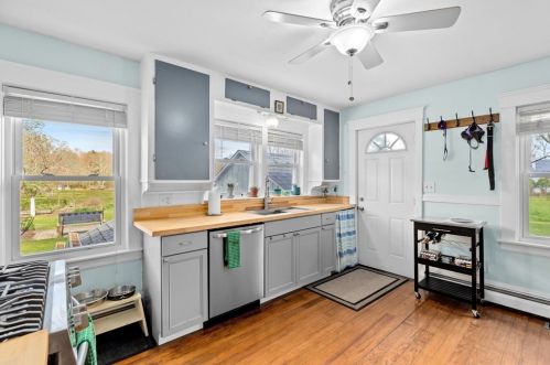 24 Main St, Berkley MA  02779-1399 exterior