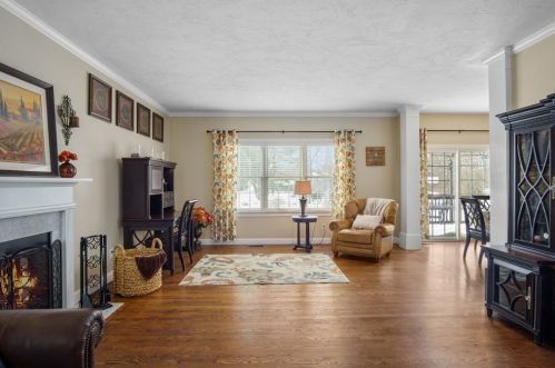 62 Chelsea Dr, Seekonk MA 02771-4923 exterior