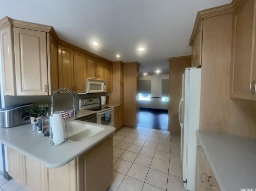 2193 Gyrfalcon Dr, Sandy UT 84092-4049 exterior