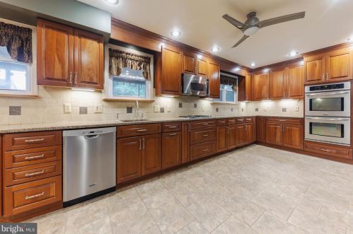 247 King St, West Deptford NJ 08096-2229 exterior