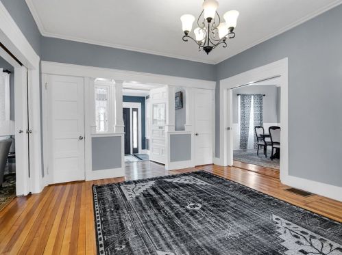 6 Rowe St, Newton MA 02466-1596 exterior