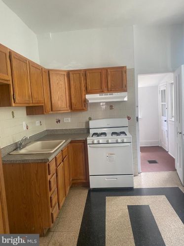 3545 6th St, Philadelphia, PA 19140-4505