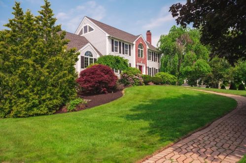 39 Betty Ann Ln, Dracut, MA 01826-2649