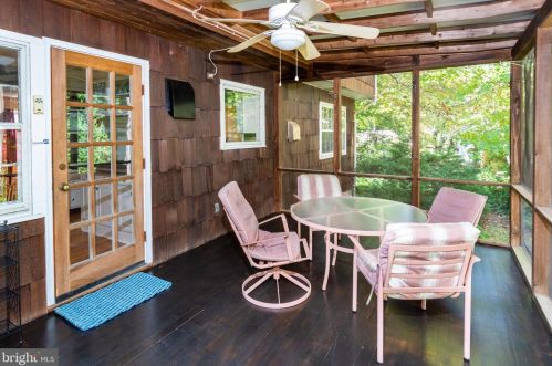 33 Pineknoll Dr, Trenton NJ 08648-3143 exterior