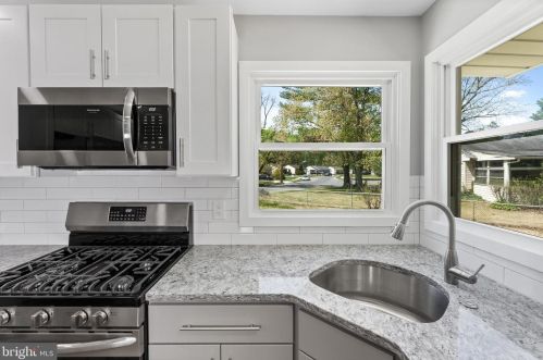 300 May Ave, West Deptford NJ 08096-1167 exterior