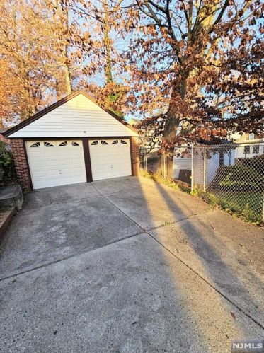 264 Holmes St, Belleville NJ  07109-2039 exterior