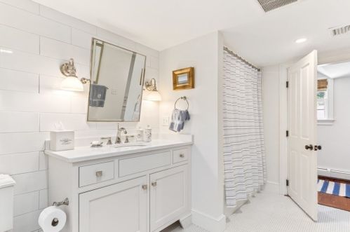 107 Leavitt St, Hingham MA 02043-2973 exterior