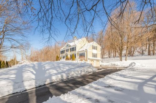 652 Salem St, Groveland, MA 01834-1032