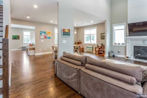 274 Brookside Ave, Cresskill NJ  07626-1132 exterior