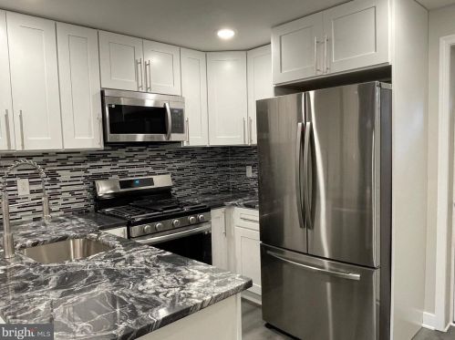 2046 20th St, Philadelphia, PA 19121-1506