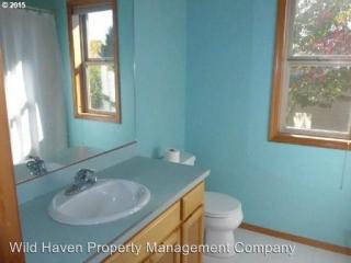 1005 Meadows Dr, Mcminnville OR  97128-9560 exterior