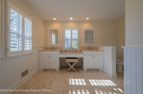 4 Laurel Dr, Little Silver NJ 07739-1416 exterior