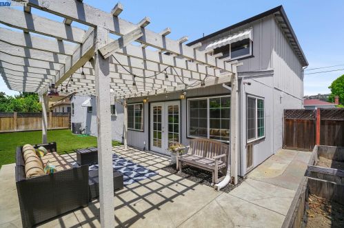 2165 Bradhoff Ave, San Leandro CA 94577-6119 exterior