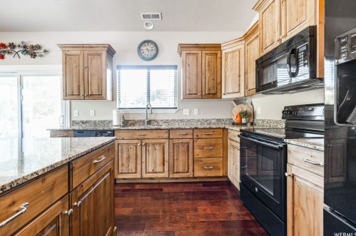 733 Clb Oaks Dr, Sandy UT 84070 exterior