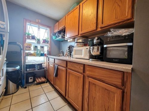 2 Barrett St, Fall River MA 02724-3302 exterior