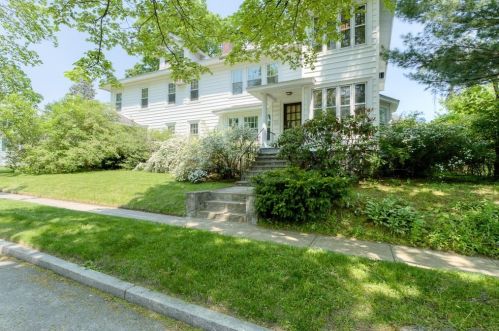 81 Forest St, Worcester, MA 01609-1528