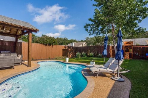 4027 Azure Ln, Addison TX 75001-3105 exterior