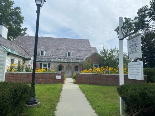 418 Shays St, Amherst MA  01002-2945 exterior