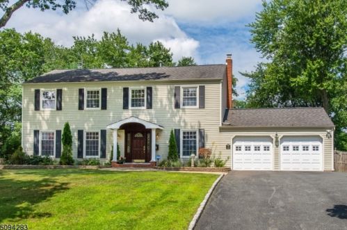 16 Carolyn Ct, East Hanover, NJ 07936-1802