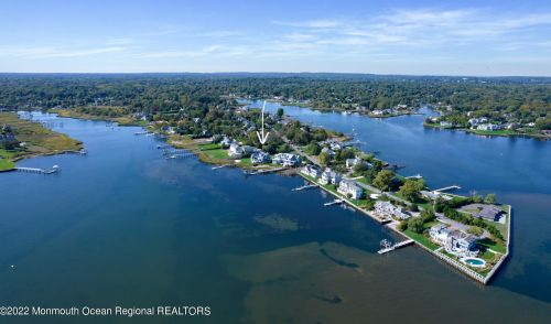 670 Little Silver Point Rd, Little Silver NJ  07739-1737 exterior