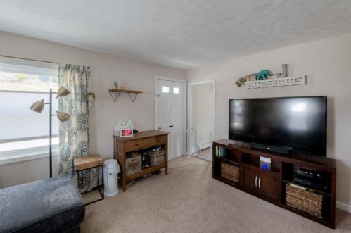 31 Indian Lk Pkwy, Worcester MA 01605-1215 exterior