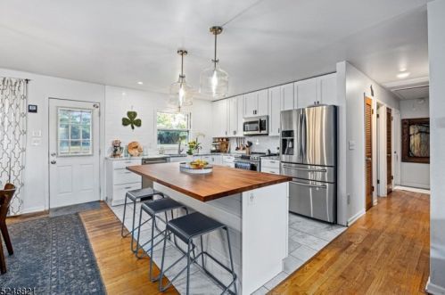 9 Jeanette Ln, Milford, NJ 08848-1903