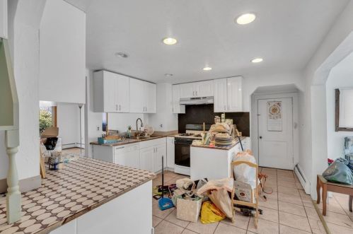 428 Lk Ave, Worcester MA 01605-2046 exterior