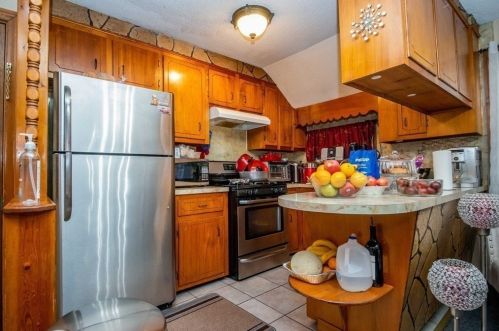 328 Broadway, Fall River MA 02724-2903 exterior