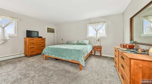 25 Catherine Ct, Skyline Lakes NJ  07456-1838 exterior