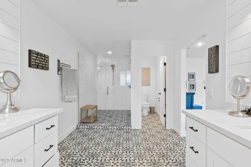 5201 34th St, Phoenix AZ  85018-1440 exterior