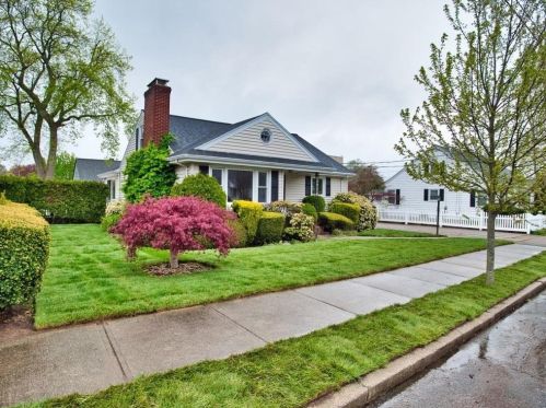 95 Maryland St, New Bedford, MA 02745-2716