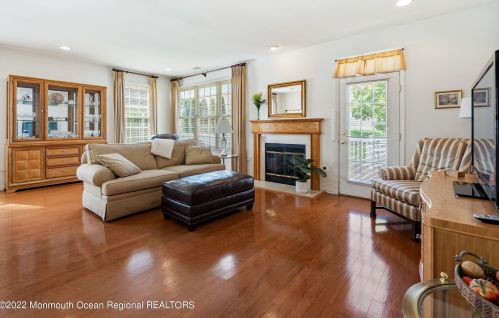 9 Fernwood Dr, Tinton Falls NJ 07712-8713 exterior