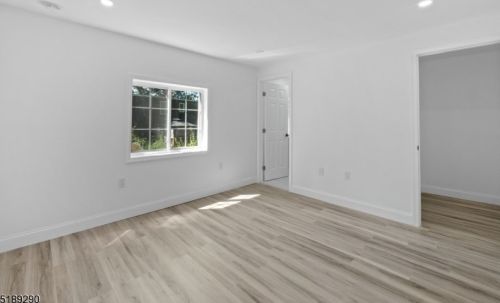 11 Voorhis Pl, Skyline Lakes NJ  07456-2219 exterior