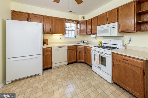 96 Lakebridge Dr, West Deptford NJ 08096-6717 exterior