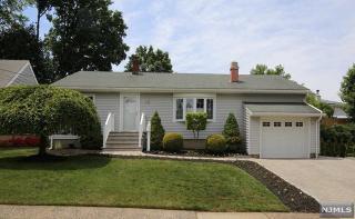 144 Vivyen St, Bergenfield, NJ 07621-1010